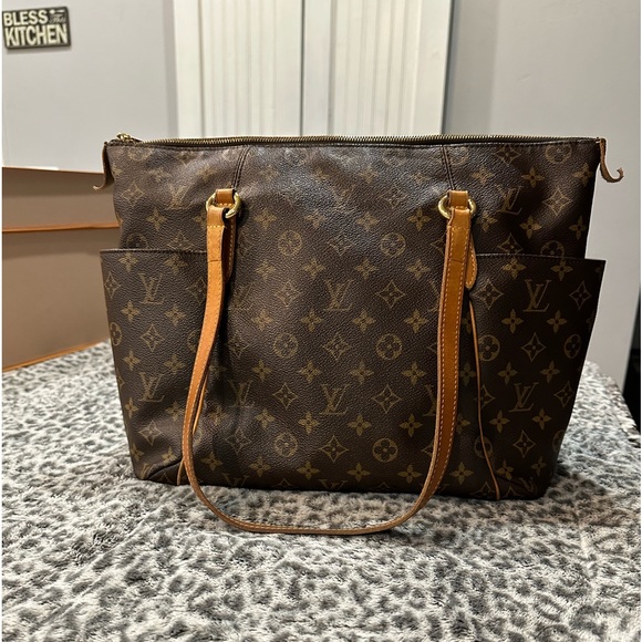 Louis Vuitton Handbags - Louis Vuitton Totally MM
